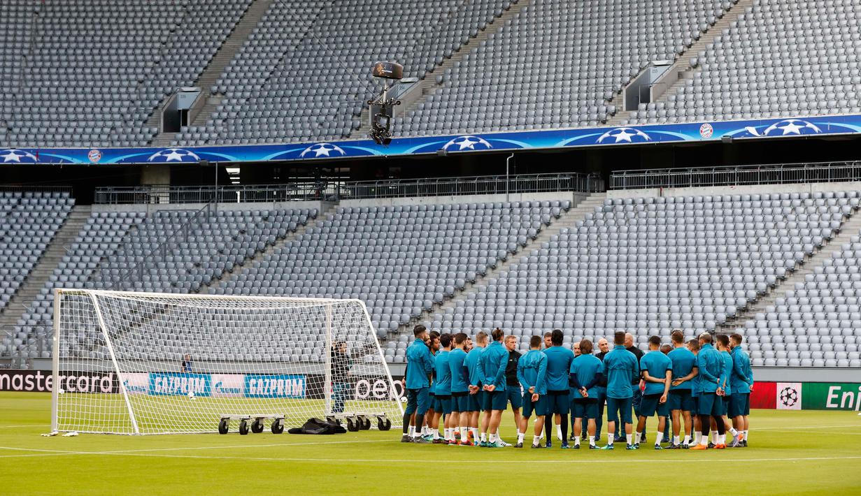 Pemain Real Madrid berkumpul sebelum sesi latihan di Munich, Jerman, Selasa (24/4). Real Madrid membawa kekuatan penuh jelang menghadapi Bayern Munchen. (AP Photo/Matthias Schrader)