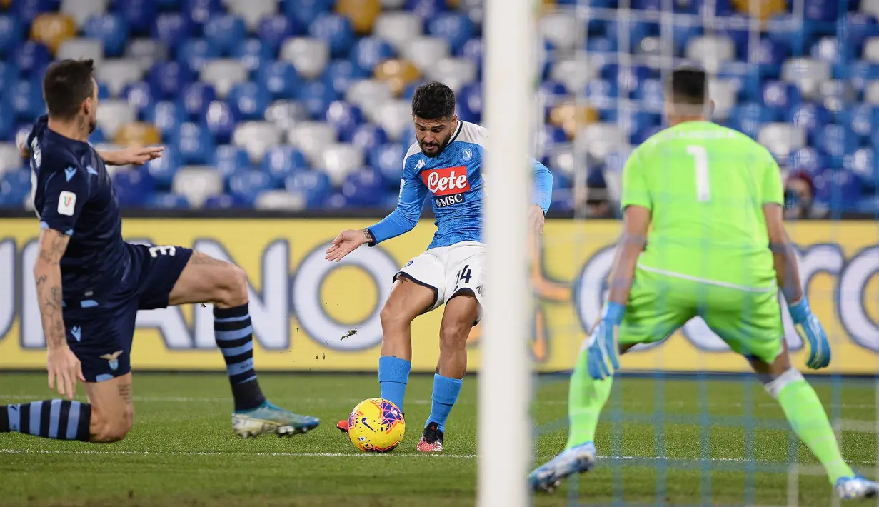Pemain Napoli Lorenzo Insigne (tengah) mencetak gol ke gawang Lazio pada perempat final Coppa Italia di Stadion San Paolo, Napoli, Italia, Selasa (21/1/2020). Napoli sukses melaju ke semifinaL Coppa Italia setelah mengalahkan Lazio 1-0. (LaPresse via AP)