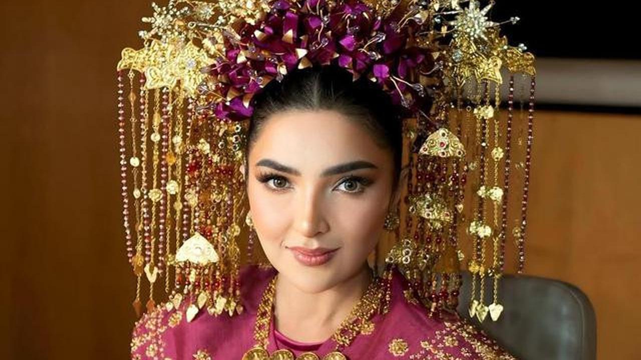 9 Potret Ashanty Pakai Baju Adat Palembang dengan Detail Mewah, Auranya Elegan