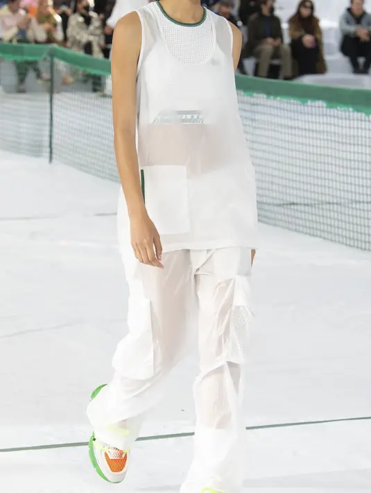 Material rajut hingga parasut, menjadi bahan yang diangkat di musim ini.