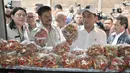 Menteri Perdagangan Agus Suparmanto (kanan) dan Menteri Pertanian Syahrul Yasin Limpo memeriksa cabai saat inspeksi mendadak (sidak) ke Pasar Senen, Jakarta, Senin (3/2/2020). Sidak dilakukan untuk memantau harga bahan pokok yang dijual pedagang. (merdeka.com/Iqbal Nugroho)