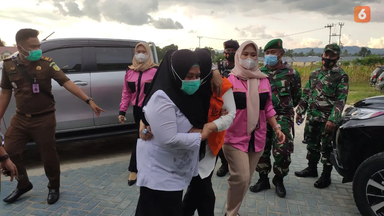 Tantri Manto pelaku dugaan kasus korupsi dana koni saat digiring ke Lapas Perempuan Kabupaten Gorontalo (Arfandi Ibrahim/Liputan6.com)