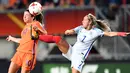 Gelandang Belanda, Danielle van de Donk berebut bola dengan gelandang Inggris Jordan Nobbs pada semifinal UEFA Women’s Euro 2017 di Stadion FC Twente, di Enschede (3/8). Belanda akan bertemu Denmark di Final. (AFP Photo/Daniel Mihailescu)