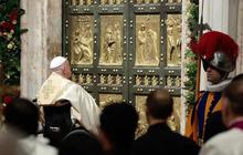 FOTO: Detik-Detik Paus Fransiskus Buka Pintu Suci Basilika Santo Petrus Saat Natal, Tanda Yubileum 2025 Dimulai