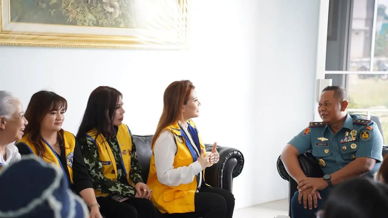Livienne Rusellia menyerahkan bantuan paket sembako kepada jajaran TNI Angkatan Laut