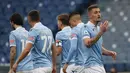 Gelandang Lazio, Sergej Milinkovic-Savic (kanan) melakukan selebrasi usai mencetak gol pertama timnya ke gawang Crotone dalam laga lanjutan Liga Italia 2020/2021 pekan ke-27 di Olimpico Stadium, Roma, Jumat (12/3/2021). Lazio menang 3-2 atas Crotone. (AP/Alessandra Tarantino)