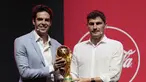 Mantan pemain Brasil Kaká (kiri) dan mantan kiper Spanyol Iker Casillas membawa trofi Piala Dunia FIFA Qatar selama Tur Trofi oleh Coca-Cola dimulai hari ini dengan acara pemberhentian pertama di Dubai, Uni Emirat Arab, Kamis (12/5/2022). (AP Photo/Kamran Jebreili)