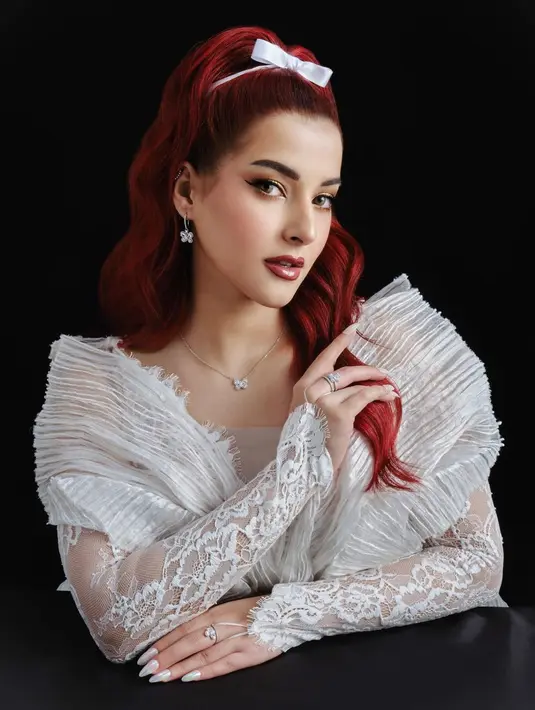 Tasya Farasya sampai dijuluki Princess Ariel di dunia nyata. Rambut panjangnya diwarnai merah dan dalam beberapa foto memperlihatkan dirinya yang bak Disney Princess hidup, salah satunya adalah potret dirinya di sini. Foto: Instagram.