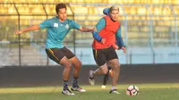 Gelandang Arema FC, Esteban Vizcarra, memiliki gaya rambut baru menjelang laga kontra Persela. (Bola.com/Iwan Setiawan)