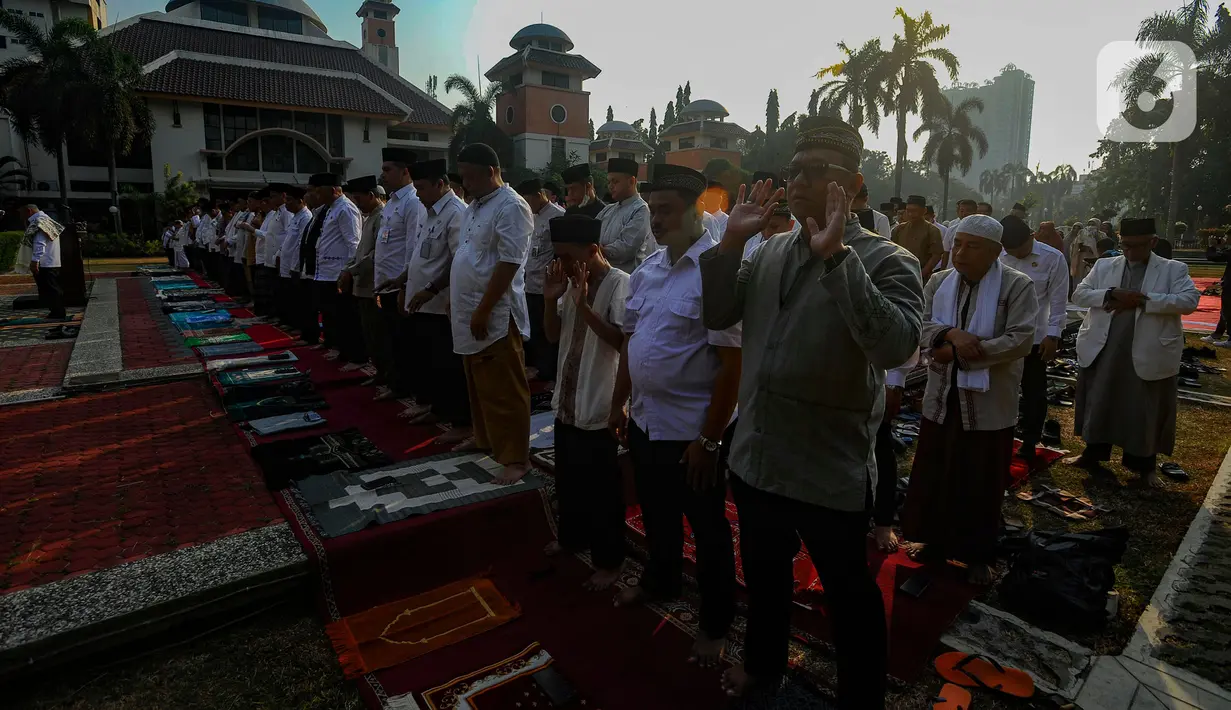 Wali Kota Depok Mohammad Idris bertindak sebagai imam sekaligus khatib dalam shalat Istisqa. (merdeka.com/ Arie Basuki)