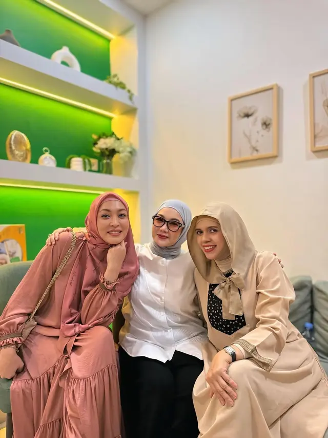 9 Potret Reza Artamevia dan Angelina Sondakh Kini Jadi Nenek, Penuh Kebahagiaan Sambut Sang Cucu yang Baru Lahir