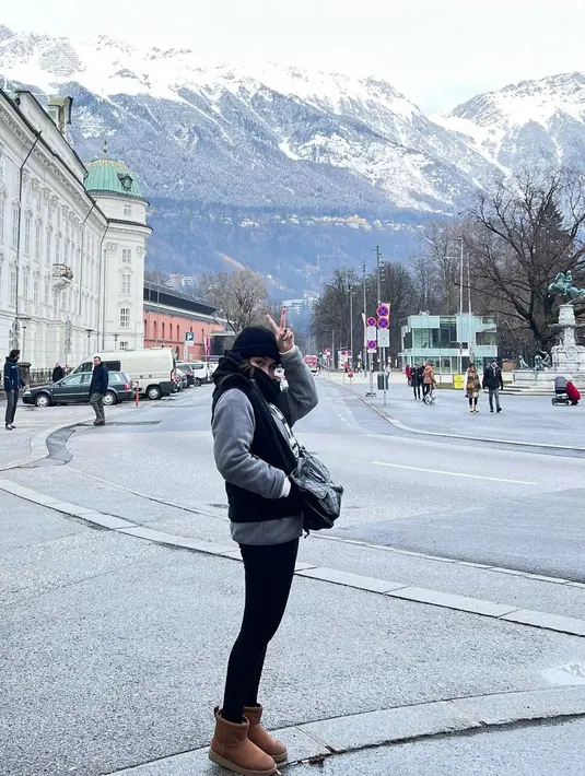 Ayu Ting Ting sesekali memperlihatkan gaya boyish dengan jaket, beanie, long pants serba hitam. [@ayutingting92].