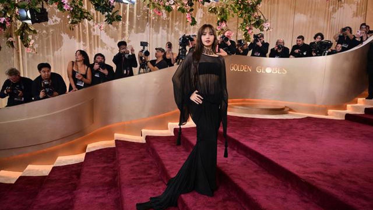Lisa Blackpink Curi Perhatian dengan Gaun Transparan di Karpet Merah Golden Globes 2026