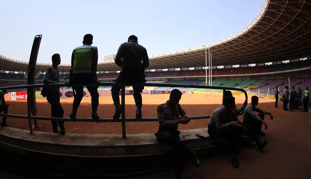 Pengamanan gabungan Polri dan TNI di Stadion GBK, Jakarta, Sabtu (17/10/2015), Pengamanan ini bertujuan untuk membuat suporter dan penonton merasa aman saat partai Final Piala Presiden berlangsung. (Bola.com/Nicklas Hanoatubun).