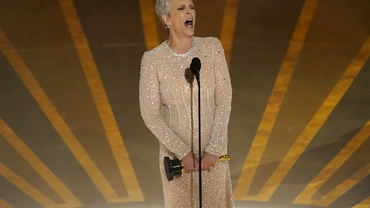 Jamie Lee Curtis Menang Piala Oscar Setelah 46 Tahun Berkarier ...