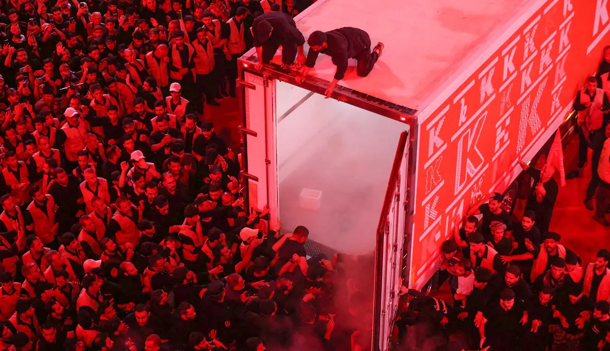 Para pelayat mengikuti prosesi pemakaman mendiang pemimpin tertinggi Iran Ayatollah Ali Khamenei di Makam Imam Hussein di Karbala Iraq, Kamis,  9 Juli 2026. (AFP/ Ahmad Al-Rubaye)