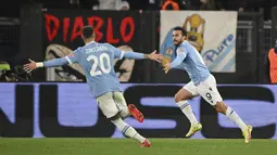 Penyerang Lazio, Pedro (kanan) melakukan selebrasi setelah mencetak gol ke gawang Napoli pada pertandingan lanjutan Liga Serie A Italia di stadion Olimpiade Roma, Senin (28/2/2022). Napoli menang tipis atas Lazio 2-1. (Alfredo Falcone/LaPresse via AP)