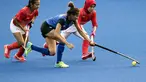 Pemain Indonesia, Yuanita Rahmadhani, berebut bola dengan pemain Thailand pada laga Asian Games di Lapangan Hoki, GBK, Jakarta, Sabtu (25/8/2018). Indonesia kalah 0-2 dari Thailand. (Bola.com/Peksi Cahyo)
