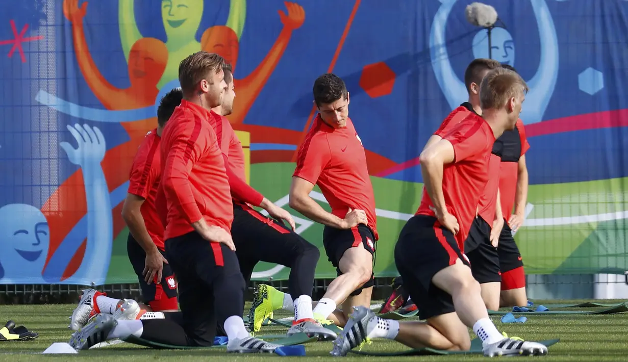 Para Pemain Polandia melakukan peregangan otot pada sesi latihan di Olympic Marseille Training Ground, Marseille, Prancis, (29/6/2016).  (REUTERS/Michael Dalder)
