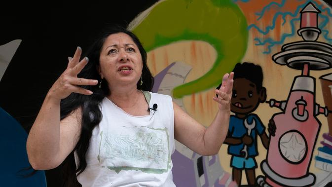 Seniman grafiti Sandra Fabara atau lebih dikenal Lady Pink berbagi cerita di Casita Maria, Bronx, New York, AS, Minggu (2/6/2019). Lady Pink terbilang menonjol sebagai salah satu dari sedikit wanita dalam subkultur ilegal dan berbahaya tersebut. (Don Emmert/AFP)