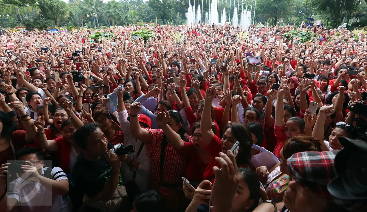 Aksi simpatik ratusan warga dengan menyanyikan lagu nasional yang dipimpin Addie MS di Balai Kota DKI Jakarta, Rabu (10/5). Ini merupakan aksi simpatik terhadap vonis yang dijatuhkan kepada Ahok atas kasus penodaan agama. (Liputan6.com/Johan Tallo)