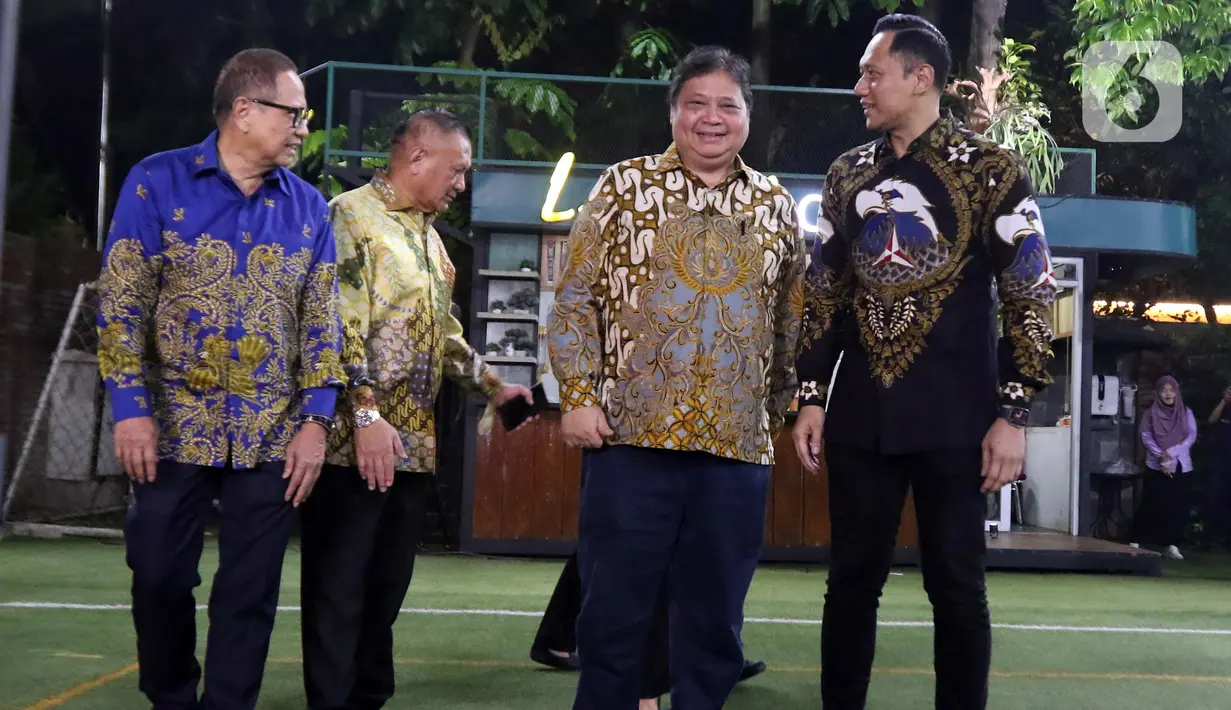 Ketua Umum Partai Golkar, Airlangga Hartarto tiba di Puri Cikeas sekitar pukul 18.45 WIB. (Liputan6.com/Helmi Fithriansyah)