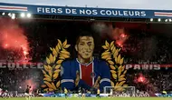 Suporter Paris Saint-Germain (PSG) melakukan acara perpisahan dengan megabintang Timnas Perancis Kylian Mbappe dengan mempersembahkan koreografi keren. (AFP/Miguel Medina)