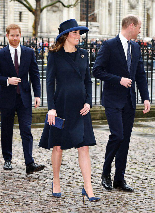 Hari itu Kate terlihat sangat cantik dan anggun dalam balutan dress berwarna biru navy yang memberikan kesan mewah dan elegan./dailymail.co.uk/sry