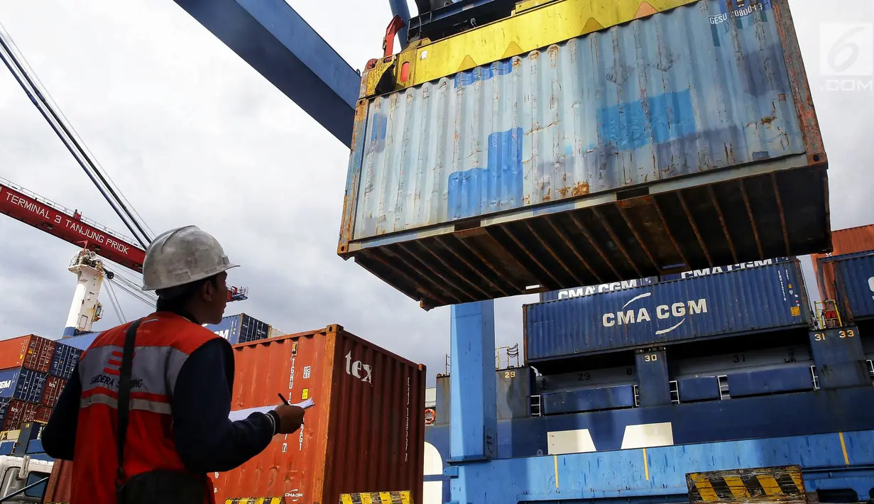 Pekeja memantau bongkar muat peti kemas di Pelabuhan Tanjung Priok, Jakarta, Selasa (19/3). Memasuki Era Baru Pelabuhan, IPC berkomitmen untuk mendukung program pemerintah guna menjadikan Indonesia sebagai poros maritim dunia. (Liputan6.com/Johan Tallo)