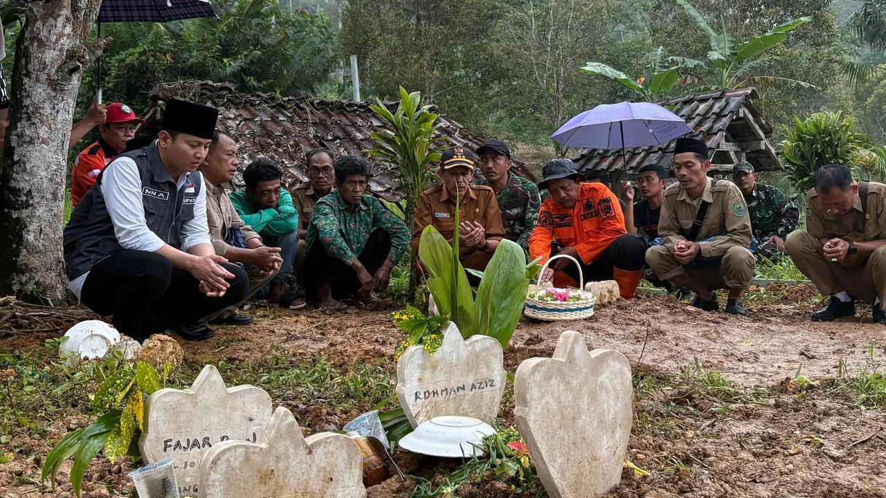 Bupati Trenggalek Tinjau Longsor di Bendungan, Perintahkan Pendirian Pos Pengungsian & Siapkan Lokasi Relokasi