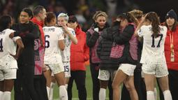 Reaksi kecewa pemain Amerika Serikat, Megan Rapinoe (15) dan rekannya setelah kalah dari Swedia pada babak adu penalti saat laga 16 besar Piala Dunia Wanita 2023 di Melbourne Rectangular Stadium, Melbourne, Australia, 6 Agustus 2023. (AP Photo/Hamish Blair)