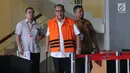 Bupati nonaktif Bandung Barat, Abubakar berjalan keluar seusai pemeriksaan di gedung KPK, Jakarta, Jumat (3/8). Berkas perkara Abubakar terkait dugaan suap kepentingan pilkada di Bandung Barat siap dilimpahkan ke penuntut umum. (Merdeka.com/Dwi Narwoko)