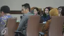 Ekspresi Dessy Ariyanti Edwin (kiri) dan Julia Prasetyarini (tengah) saat menjalani persidangan di Pengadilan Tipikor, Jakarta, Kamis (21/7). Keduanya adalah terdakwa kasus dugaan suap proyek di Kemen PUPR. (Liputa6.com/Helmi Afandi)