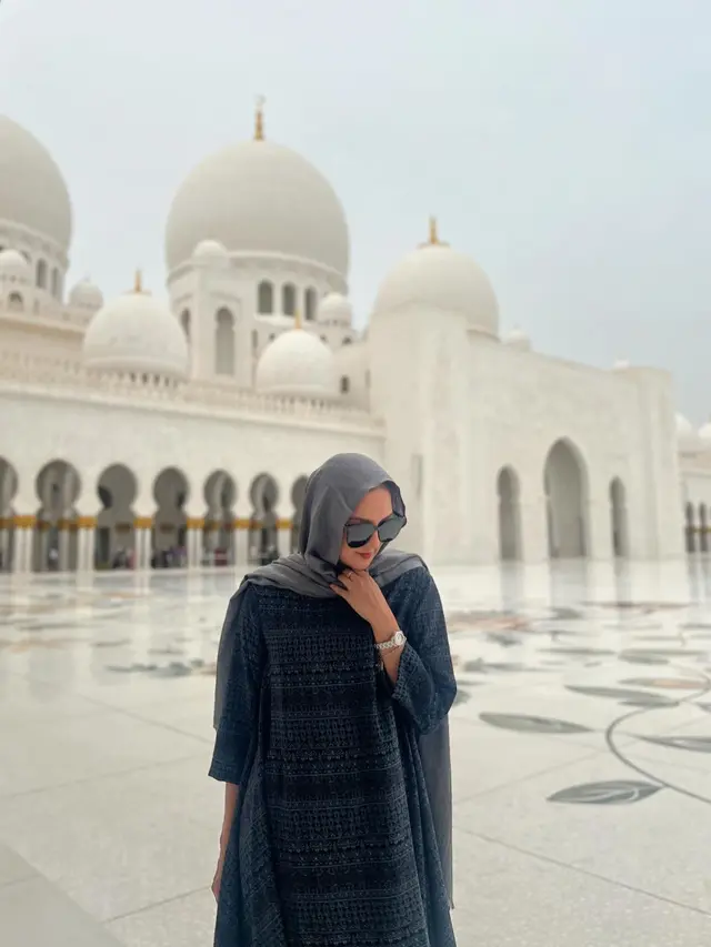 7 Potret Donna Agnesia Pakai Kaftan Waktu Liburan di Dubai Ini Curi Perhatian