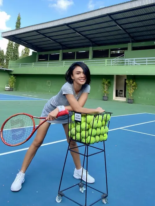 Ia mengenakan rok tennis dan t-shirt abu-abu yang serasi lengkap dengan sneakers putih [@yunishara36]