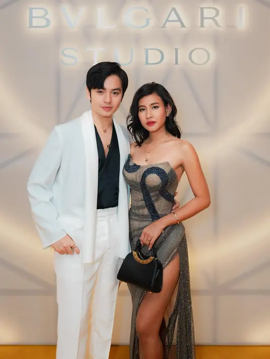 Gaya mahal Angga Yunanda dan Shenina Cinnamon mengenakan outfit dari BVLGARI. [Foto: Instagram/sheninacinnamon]
