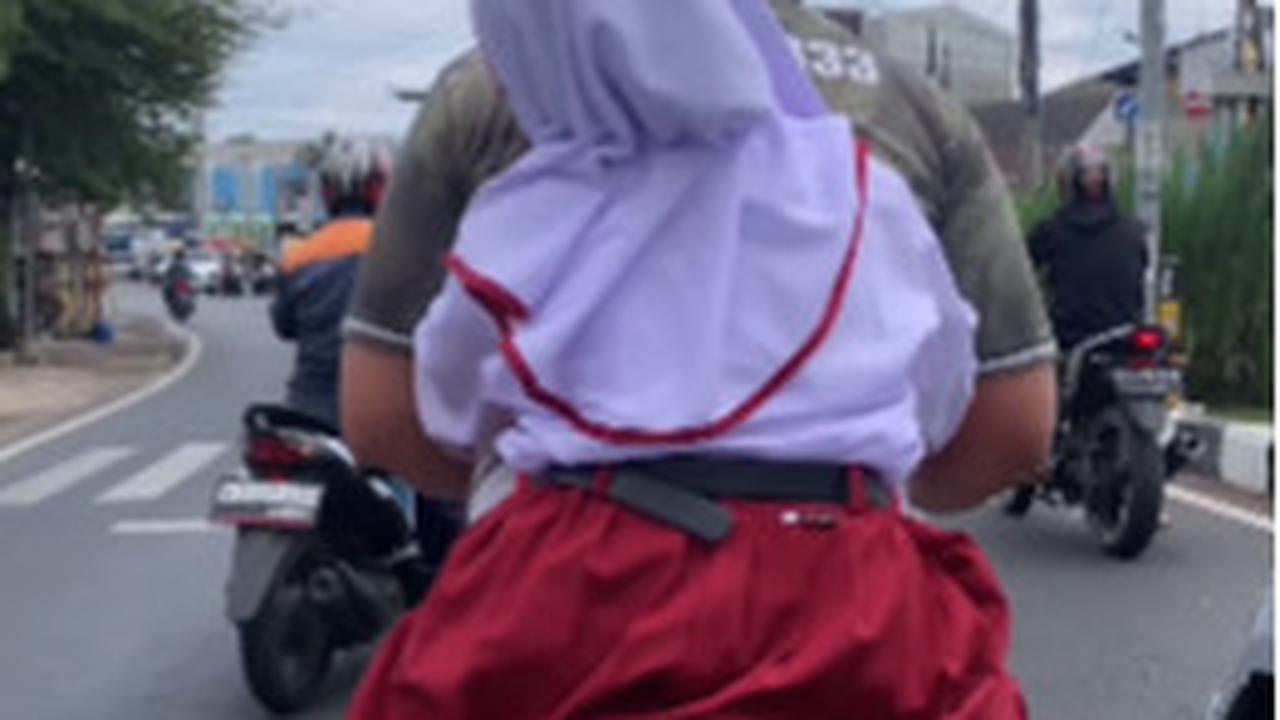 Sederhana Tapi Luar Biasa, Cara Anggota TNI Hibur Putri Kecilnya saat Naik Motor di Lampu Merah ini Bikin Senyum-Senyum Sendiri