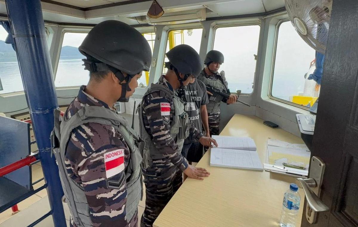 FOTO: KRI Pari-849 Amankan Kapal Pengangkut Ore Nikel Ilegal di Perairan Sulawesi Tenggara
