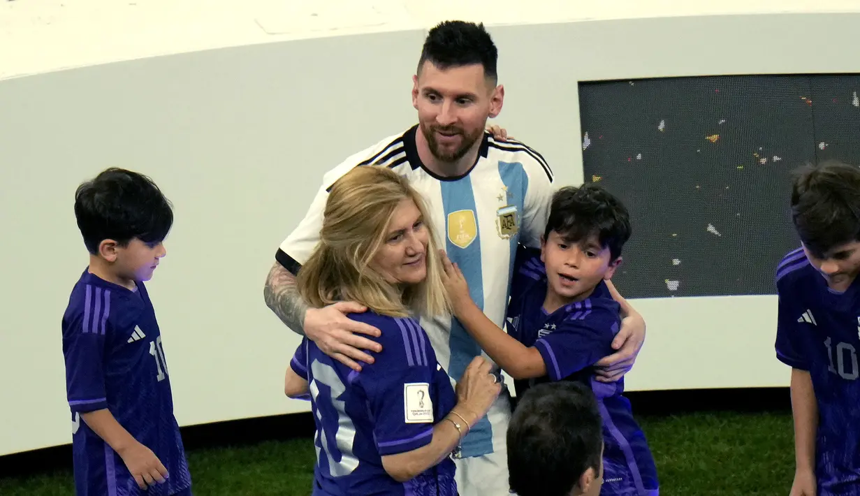 <p>Pemain Argentina, Lionel Messi merayakan gelar juara Piala Dunia 2022 bersama ibu (tengah kiri) dan anak-anaknya setelah mengalahkan Prancis di babak adu penalti dengan skor 4-2 pada laga final yang berlangsung di Lusail Stadium, Qatar, Minggu (18/12/2022), (AP Photo/Francisco Seco)</p>