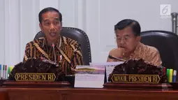 Presiden Joko Widodo atau Jokowi (kiri) didampingi Wakil Presiden Jusuf Kalla saat memimpin rapat terbatas (ratas) di Kantor Presiden, Jakarta, Senin (29/4/2019). Jokowi menyatakan ingin agar rencana pemindahan ibu kota dikerjakan dengan serius. (Liputan6.com/HO/Radi)
