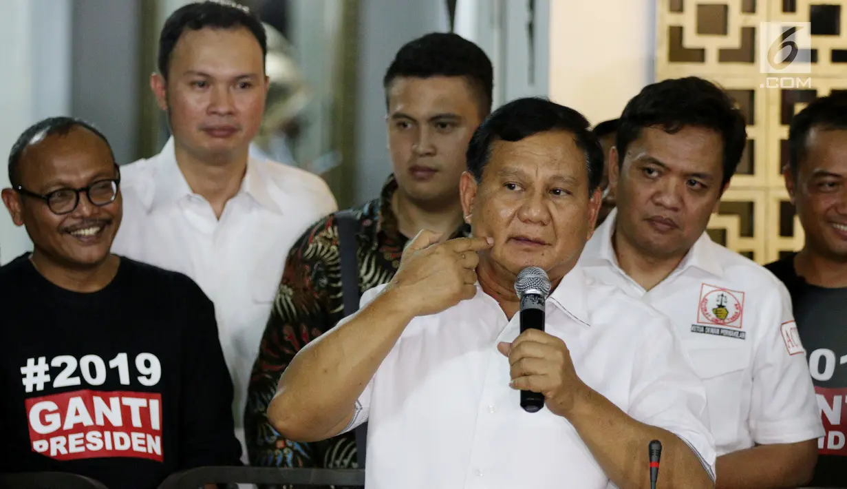 Ketum Partai Gerindra Prabowo Subianto memberi sambutan saat peresmian sekretariat bersama Partai Gerindra - PKS dan PAN di Jakarta, Jumat (27/4). Tiga partai tersebut membuat sekretariat untuk pemenangan Prabowo di Pilpres 2019. (Liputan6.com/JohanTallo)