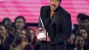 Lionel Richie saat menerima penghargaan Icon Award di American Music Awards di Microsoft Theater di Los Angeles pada Senin (21/11/2022). Pencapaian ini menjadikan Richie sebagai satu-satunya penyanyi yang naik ke panggung American Music Awards setiap dekade sejak penghargaan ini dimulai. (AP Photo/Chris Pizzello)