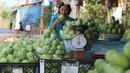 Pedagang menata buah mangga dagangannya yang dijajakan di Jalur Pantura Indramayu, Jawa Barat, Kamis (29/6). Berbagai jenis mangga seperti gedong, arum manis dan golek menjadikan buah ini oleh-oleh khas daerah Indramayu. (Liputan6.com/Helmi Afandi)