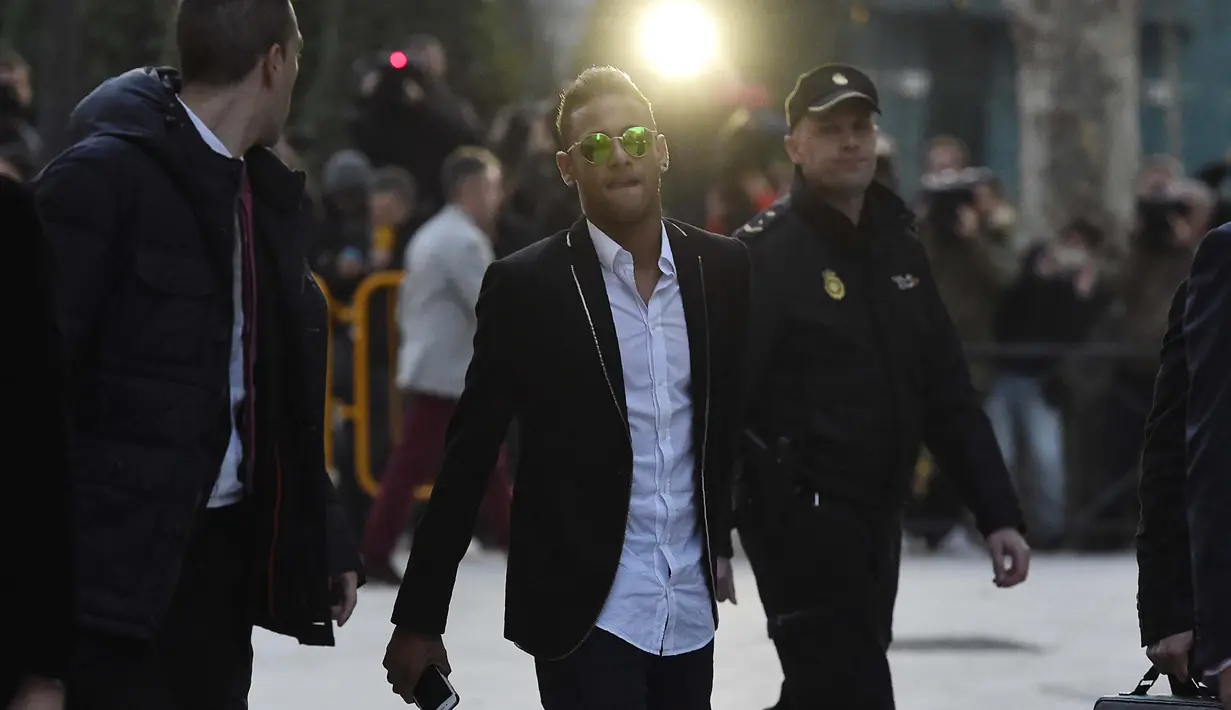 Bintang Barcelona, Neymar (tengah) lmendapat pengawalan aparat saat tiba di kantor Pengadilan Spanyol, Madrid,  Selasa (2/2/2016). Neymar diduga terlibat penggelapan pajak. (AFP/Javier Soriano)