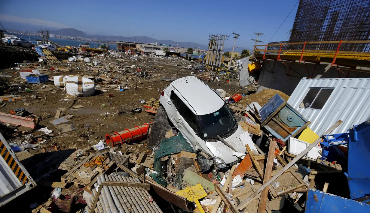 Sebuah mobil bersama puing puing berada di daratan usai gempa bumi melanda Kota Coquimbo, Chile (17/9/2015). Gempa yang menewaskan sekitar sepuluh orang dan memaksa satu juta orang mengungsi dari rumah mereka ke dekat pantai. (REUTERS/Ivan Alvarado)