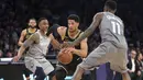 Pebasket LA Lakers, Josh Hart, berusaha melewati pebasket Minnesota Timberwolves pada laga NBA di di Staples Center, Sabtu (7/4/2018). Timberwolves menang 113-96 atas LA Lakers. (AP/Reed Saxon)