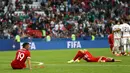 Sejumlah pemain Rusia tampak kecewa usai kalah dari Meksiko pada laga Grup A Piala Konfederasi 2017 di Kazan Arena, Kazan, Sabtu (24/6/2017). Rusia kalah 1-2 dari Meksiko. ( EPA/Tolga Bozoglu)