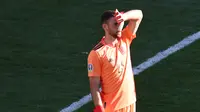 Reaksi kiper Spanyol, Unai Simon, setelah mencetak gol bunuh diri pada laga kontra Kroasia di 16 besar Euro 2020, di Stadion Parken, Copenhagen, Senin (28/6/2021). (Wolfgang Rattay/AFP)