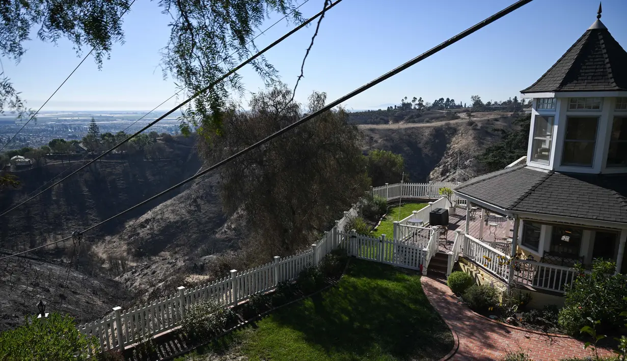 Sebelumnya, kebakaran lahan hutan dan gunung terjadi di negara bagian California. Peristiwa ini memaksa lebih dari 14.000 warga mengungsi. (Patrick T. Fallon/AFP)