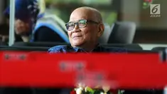 Mantan Menko Perekonomian Dorodjatun Kuntjoro Jakti usai diperiksa di gedung KPK, Jakarta, Selasa (2/1). Menteri era Presiden Megawati Soekarnoputri itu diperiksa sebagai saksi dugaan korupsi penerbitan SKL BLBI ke BDNI. (Liputan6.com/Helmi Fithriansyah)